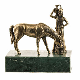 Композиция на подставке «Горянка с кувшином и лошадь»