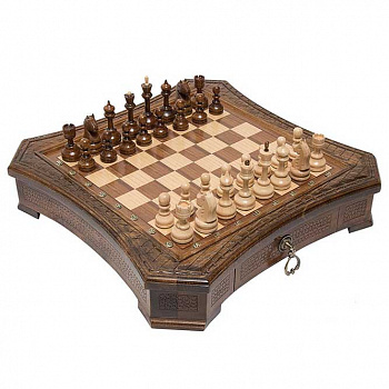 Резные восьмиугольные шахматы в ларце с ящиками