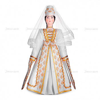 Кукла в белом национальном платье