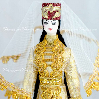 Кукла в осетинском национальном платье золотого цвета